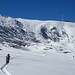 Zwei Tourengeherinnen zweigen in Richtung Steinschneider ab