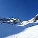 Die Route führt über das unscheinbare Schneeband von links nach rechts.