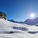 Die Sonne steht schon über dem Daubenhorn und wärmt beim Aufstieg
