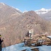 Arrivati all’Alpe Orlo (m 1165), allungata su un dosso erboso, l’abbiamo visitata con calma in lungo e in largo; in alto si vedono le baite dell’Alpe Cermine.
