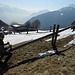 Trovato un bel tavolo con panchine in posizione panoramica, nell’attesa del pranzo ci siamo concessi alcuni momenti ludici. (foto Gigi)