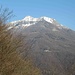 Più si sale e più i panorami si aprono; qui vediamo il Monte Mater, oltre i quale si trova la Valle del Drogo, che porta all’Alpe Lendine e a Laguzzola.