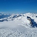 Tiefblick zum "Glacier de la Plaine Morte" bzw. zum Gletscher "Uf der tote Äbeni", wie der Gletscher im Kanton Bern amtlich offiziell heisst. Links der Mont Blanc. 