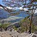Auf dem ersten Pfeiler oben, mit Blick ins Tal.