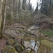 Holzbrücke für den Wanderweg, daneben ein Grillplatz und ein Waldspielplatz für die Kindergärten