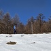 Imerio passeggia sul sentiero verso il Dosso Mottone