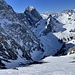 Blick auf die mehr als 1000hm Abfahrt durch die Ruchenchälen. In der Sonne ist der Schnee noch passabel, im Schatten jedoch Bruchharsch bis unten.