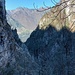 Salendo lungo la valle, da questo punto si intravede il lago