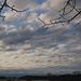 Wolkenspiel mit verwölkten Alpen am Horizont