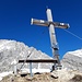 Am Gipfel mit schönem Kreuz und Bankerl. 