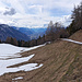 die Sonnenhänge sind bis etwa 1500 m aper. Am Schatten hält sich der Schnee noch