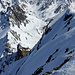Blick vom Gipfel zum Sattel P.2893, von wo an diesem Tag auch mehrere Skitourengänger eine Steilabfahrt genossen.