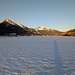 Im Tannheimer Tal liegt noch jede Menge Schnee. Für die Langläufer, die sich zur Mittagszeit hier abmühten, ist er wahrscheinlich schon zu griffig.