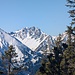 Hinter dem Ponten (2045 m) reckt sich langsam der Große Daumen (2280 m) empor.