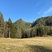 Unterwegs zwischen Pohovka und Jetřichovice - Blick über eine Wiese zur Mariina skála (Marienfels). 
