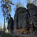 Unterwegs zwischen Vilemínina stěna und Purkartický les - Rückblick, während wir im Schatten von Felsen wandern.