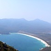 Das berühmte Wineglass Bay Panorama, leider getrübt durch den vielen Rauch der Waldbrände an der Westküste