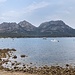 Blick von Coles Bay zum Mount Amos, links daneben der Mount Dove