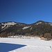 hinaus aus dem Dorf und auf den Berg zu. Mittig ist sehr gut die Almwiese zu sehen, der Kleine Pölven ist der Gipfel rechts