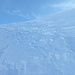 Über dem Skidepot geht es zuletzt bis über 43° steil zum Grat hinauf.