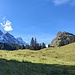 Unterhalb von Blatti (ca. 1380 m) schweift der Blick zum ersten Mal ins Hochtal von Oltscheren hinauf.