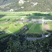 Wunderbarer Ausguck unweit des Hofes Gugger auf 995 m: Direkt darunter liegt das Flugplatzareal und die verstreuten Häuser von Unterbach. Der im Süden gelegene Ortsteil Seefeld liegt Ende September schon mehrheitlich im Schatten.