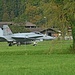 F/A-18 C Hornet, J-5013 rollt nach der Landung zurück. Auf dem immer mitgeführten Zusatztank ist gut sichtbar die internationale Notfrequenz aufgedruckt: 121.50 MHz (AM).<br />Von der Ferienwohnung lassen sich die Flugbewegungen bestens mitverfolgen.