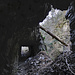 Der Felstunnel ist in der Mitte eingebrochen.