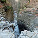 Rückblick über die erste grosse Felsbarriere im Schüpfentobel mit Wasserfall, welche dank dem Tunnel komfortabel umgehen werden kann.