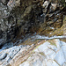 Blick genau diesem Wasserfall entlang hinunter. Auf der Rund 10 Meter hohen Felswand findet man einen Stand zum abseilen.
