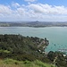 Whangaroa Harbour. Der Felsklotz gegenüber ist der Taratara, den darf man leider nicht besteigen.