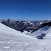 nach unserer Znünipause (auf der Schatten werfenden Kuppe vor dem kleinen Rutsch unterhalb des Firenstöckli') im Anstieg ...