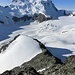 Vom felsigen Südgrat blickt man in eine Welt aus Schnee und Eis