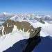 Im Westen schließt sich die Mont-Blanc-Gruppe mit ihren spitzen Granitgipfeln an 