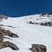 Sehr steiler Anstieg abseits der offiziellen Skiroute wegen Schneemangels