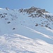 Zoomaufnahme. oben links der Bildmitte sieht man die Fläche, auf der Tage zuvor der Schnee großflächig abgerutscht war.