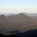 Schöner Blick auf den felsigen Talyuberlup Peak (783 m, ich war mit meiner Frau schon oben), den doppelgipfeligen Mt. Magog (856 m) und, dahinter, den breiten Mondurup Peak (777 m).
