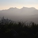 Hinter dem formcharakteristischen Bluff Knoll (1094 m) guckt noch der Ellen Peak (1034 m) ganz im Osten der Bergkette hervor.