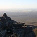 Nach etwas weniger als eineinhalb Stunden sind wir oben. Ein Steinmann (cairn) markiert den Gipfel.