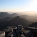 Tolles Bergpanorama - ja, wir sind in Westaustralien! Links der breite Mt. Trio (856 m), in der Mitte der spitze Mt. Hassell (847 m), rechts hinten im gleißenden Sonnenlicht der Bluff Knoll (1094 m), höchster Gipfel der Stirling Range.