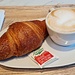 <b>Cappuccino e cornetto al pistacchio per cominciare bene la giornata.</b>