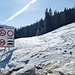 <b>Alle 11:25 mi avvio, con gli sci in spalla, in direzione della strada del Passo Gavia. Poco dopo il sottopassaggio della Pista Deborah Compagnoni la abbandono e indosso gli sci. </b>