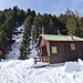 <b>Alle 12:45 pervengo all’area picnic del Ponte delle Vacche (2047 m), così chiamato poiché questa zona è ricca di pascoli dove, durante l’estate, pascolano le mandrie. <br />La neve è abbondante. La radura mi permette di ammirare altre montagne e di fare altri progetti.</b>