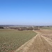 Landschaft mit dem Grabenlauf<br />Der Graben kommt von rechts umläuft die weite Senke westlich (links) und durchsticht im hinteren Waldstück die Wasserscheide zwischen Helbigsdofer Bach und Großhartmannsdorfer Bach.