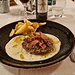 <b>Hamburger di manzo con fonduta al gorgonzola e pancetta croccante.</b>