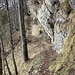 Beginn des attraktiven Felsenweges - mit einem Treppenanstieg im Hintergrund ...