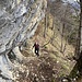 ... welchen hier [u Juergen] unter den Füssen hat;
vorne links: Eisenstangensicherung an der Felswand
