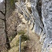 weitreichende Befestigung zum abschüssigen Hang hin