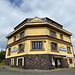 Bouřňák (Stürmer) - Blick auf das momentan geschlossene Hotel im Tageslicht. Foto vom 11.08.2024.