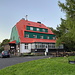 Horská chata Vitiška - Die "Wittichbaude" ist erreicht. Nebenan gibt es eine weitere Hütte: Restaurace penzion Mikuláška (Nikolausbaude).